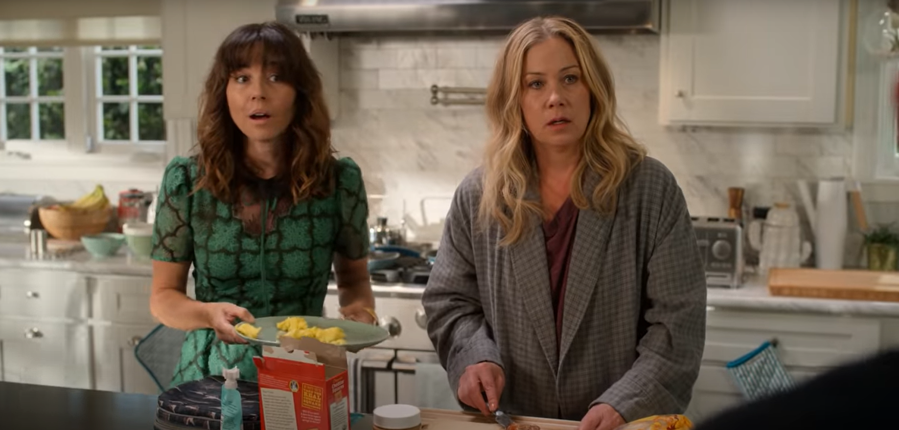 Trailer Watch: Christina Applegate & Linda Cardellini Get Rid of a Body ...