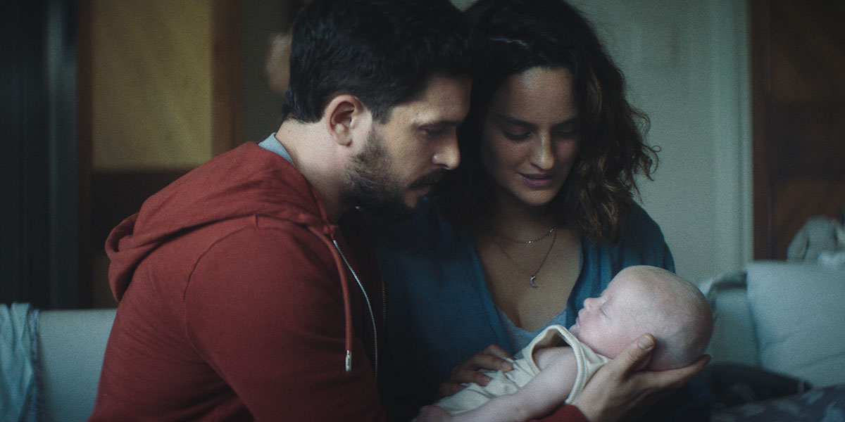 Exclusif : Noémie Merlant est une nouvelle maman qui a du mal à faire face dans le clip de “Baby Ruby”