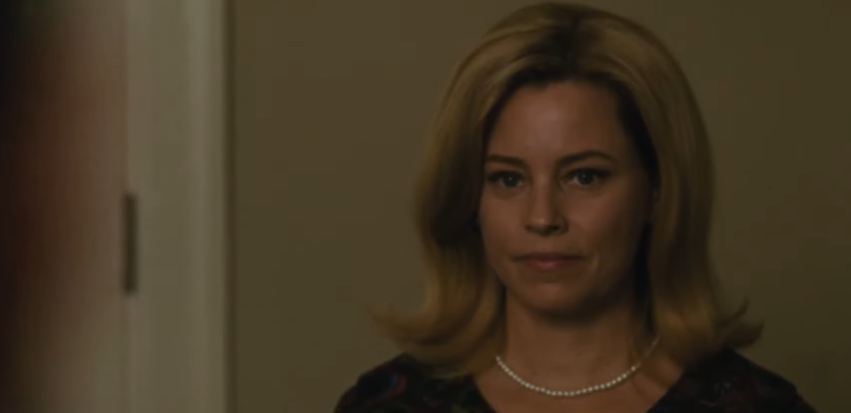 Exclusif: Elizabeth Banks fait face à une grossesse mettant sa vie en danger dans le clip “Call Jane”